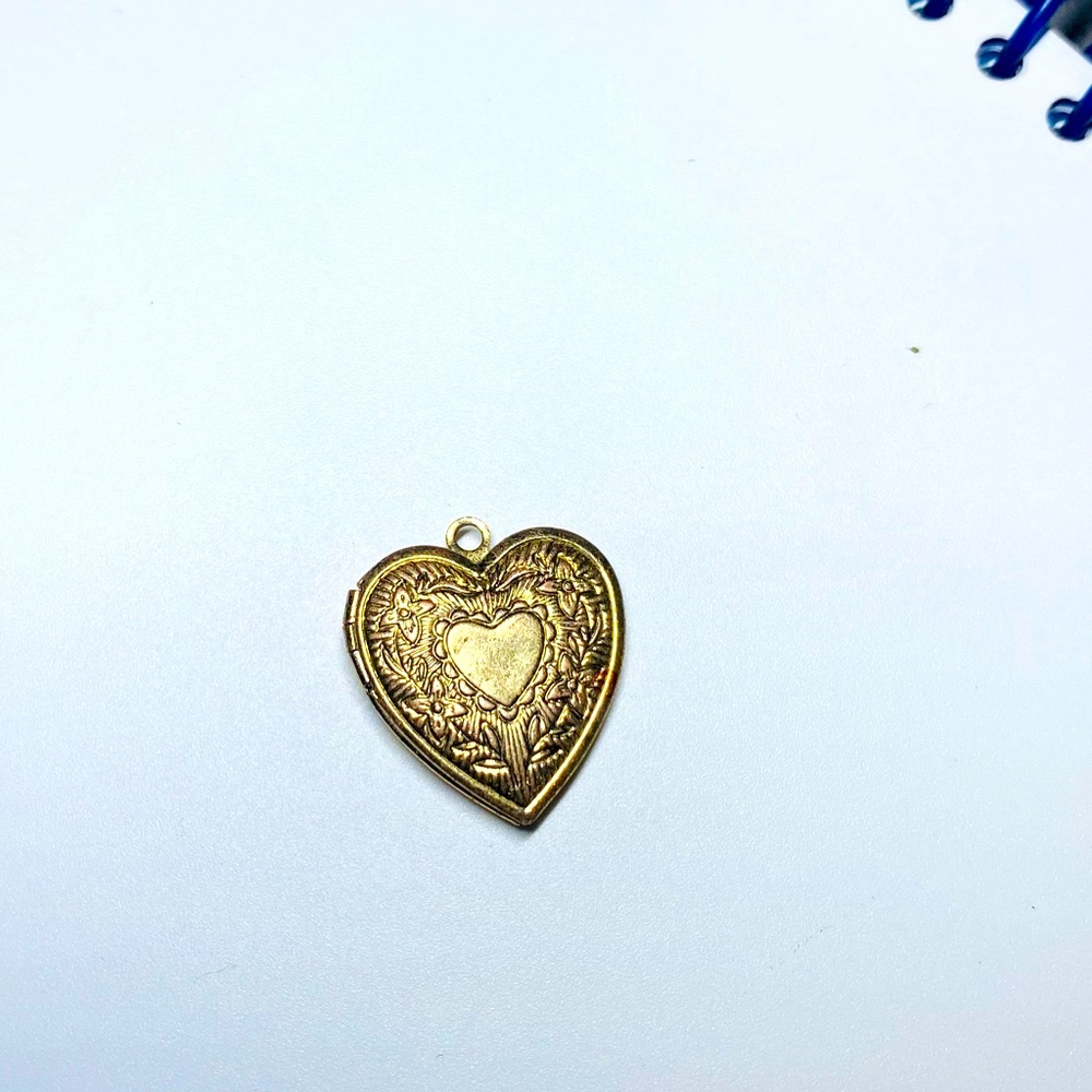 Vintage heart open/close pendant